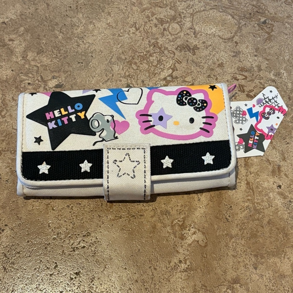 NWT~HELLO KITTY 2009 Graphic Wallet 4”x8”